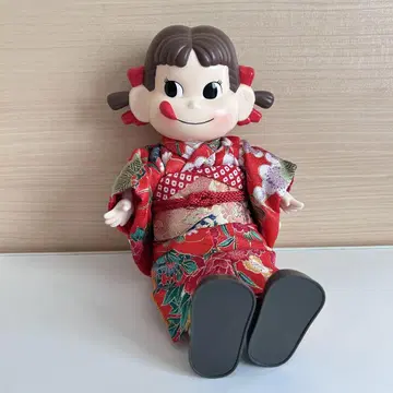 앉아있는 페코짱 기모노