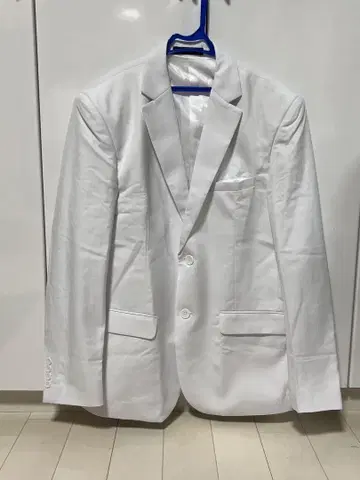 화이트 테일러드 자켓 투버튼