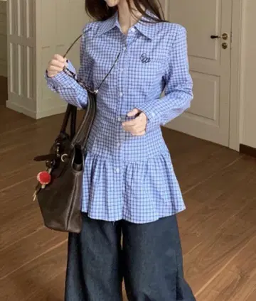 파란색과 화이트 체크 무늬 플레어 셔츠