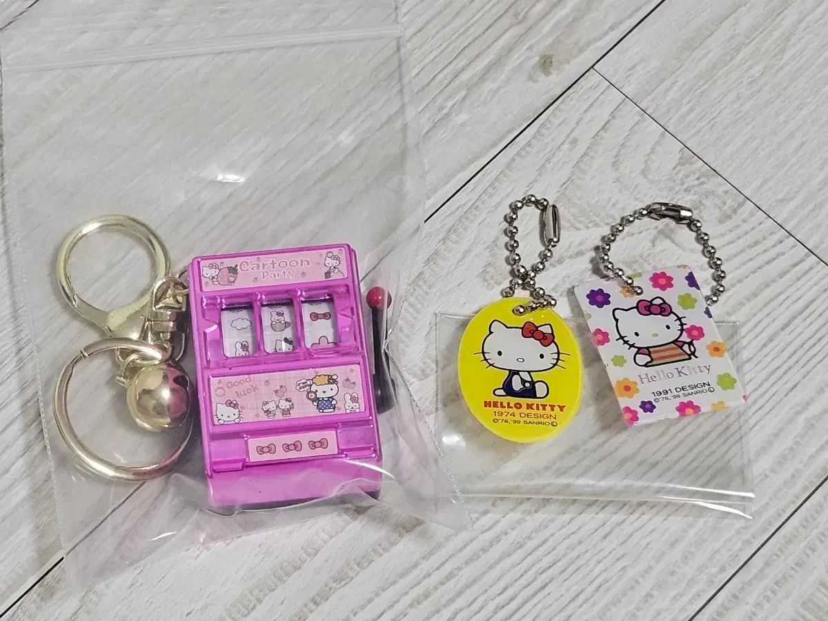 [Bulk] Hello Kitty Slot Machine Keyring + Vintage Kitty Acrylic Keyring
