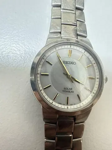 SEIKO 솔라 쉘 문자판 손목시계 실버 V181-OABO