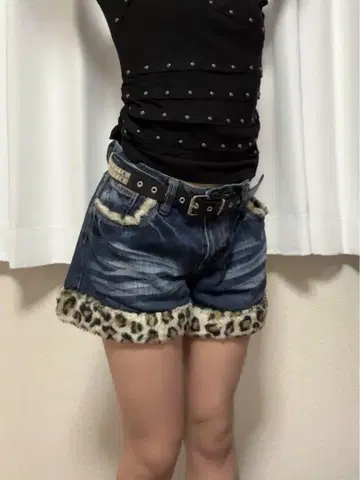 데님 숏팬츠 레오파드 무늬 퍼 부착