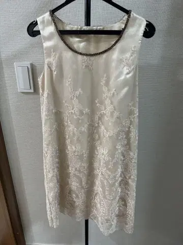 아이보리 자수 슬리브리스 드레스
