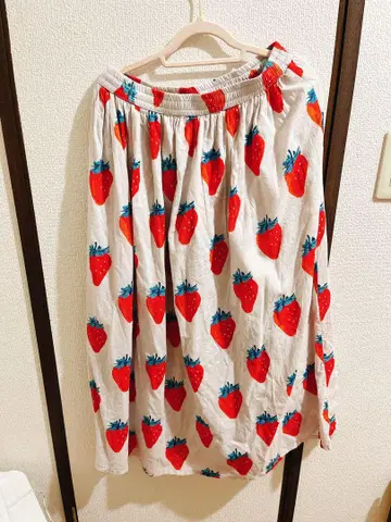 블루블루에 딸기 무늬 롱 스커트
