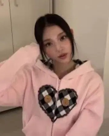 eat me plz 후드티 new jeans 해린 착용