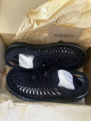 KEEN 유니크 샌들 블랙
