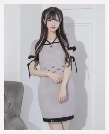 pium 허리 모노그램 초커 니트 원피스 그레이