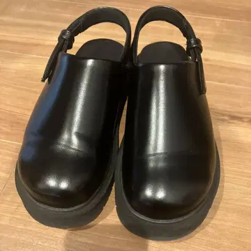 유니클로 크로그 신발 블랙