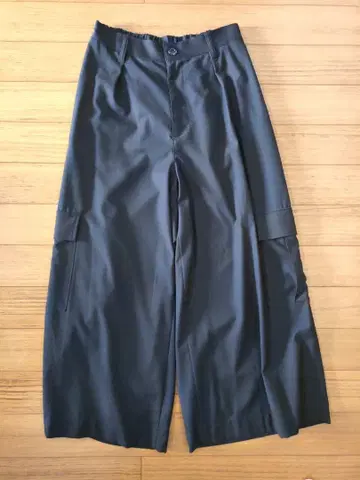 블랙 팬츠 사이드 포켓 포함