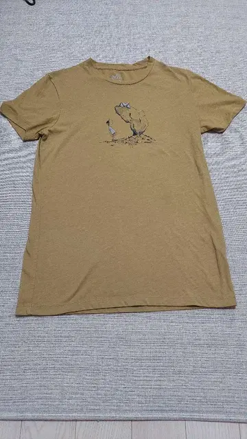 밀레 (MILLET) 반팔 티셔츠 새상품급 카키 프린트 M 사이즈