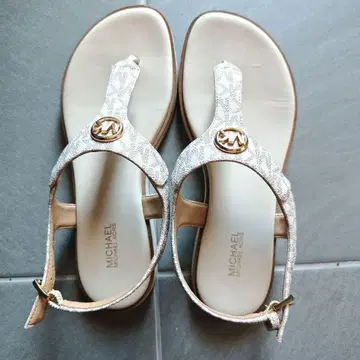 MICHAEL KORS T백 플랫 샌들