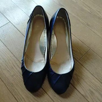 carino 블랙 가죽 펌프스 23.5cm