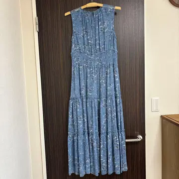 파란색 꽃무늬 민소매 맥시 원피스