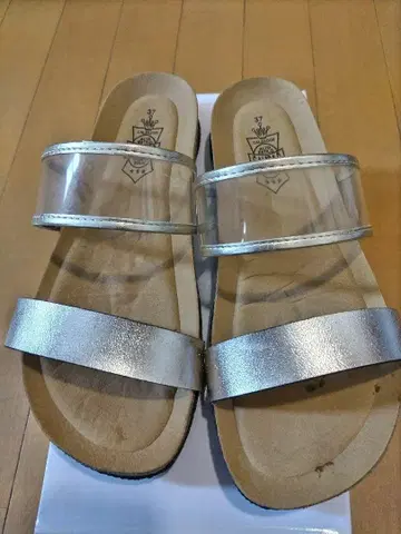칼리다드 스트랩 메탈릭 샌들 37