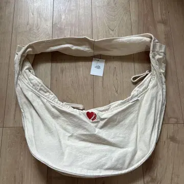 새상품 메신저 백 크림색