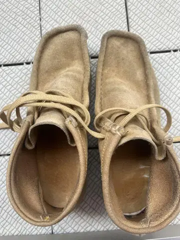 BEAMS x CLARK 콜라보 모델 베이지 하이컷 부츠