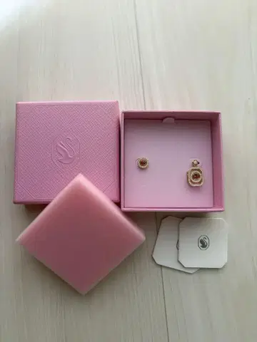 [새상품] 스와로브스키 Swarovski 골드 귀걸이 빨간색 스톤