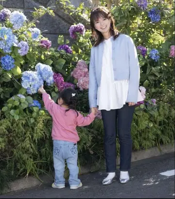 다베 미카코 씨 착용 Vis 비대칭 플레어 셔츠
