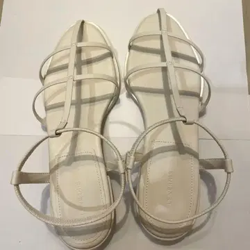 르 벨니 LE VERNIS 베이지 스트랩 샌들 24.5cm 새상품