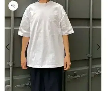 화이트 오버사이즈 티셔츠 포켓 부착