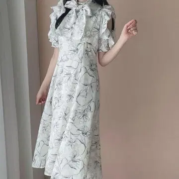 숄더 플라워 OP 화이트 프릴 안미르