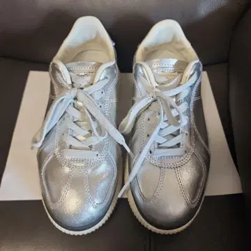 [가격 인하] 오니츠카타이거 DELECITY 실버 스니커즈 23.5cm