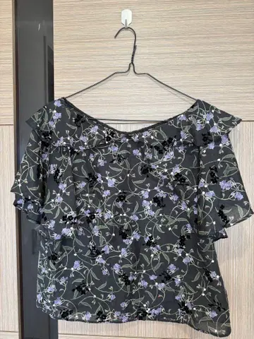 JILL STUAT 블랙 꽃무늬 상의