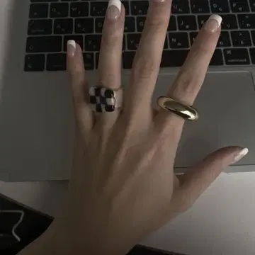 yurika akutsu checker glass ring