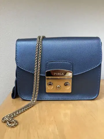 새상품급 FURLA 메트로폴리스 스모크 블루 체인 숄더백 천연 가죽