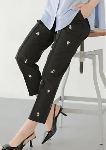 Fit More 데이지 자수 테이퍼드 팬츠 PS