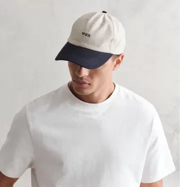 wax London 자수 캡 베이지와 블랙