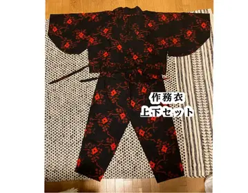 블랙 베이스에 빨간색 꽃무늬 작업복 상하의 세트