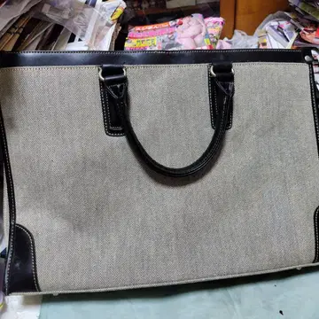 베이지색과 블랙 토트백