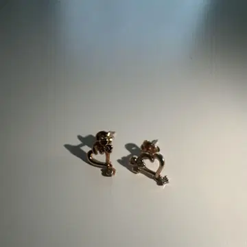 골드 하트 모양 귀걸이 (양쪽 귀)