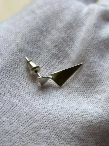[단종] e.m 실버 삼각형 스터드 귀걸이
