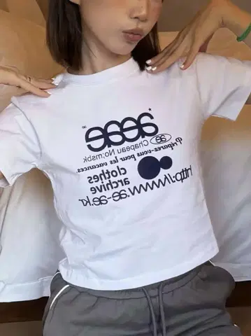 aeae 화이트 숏 기장 티셔츠