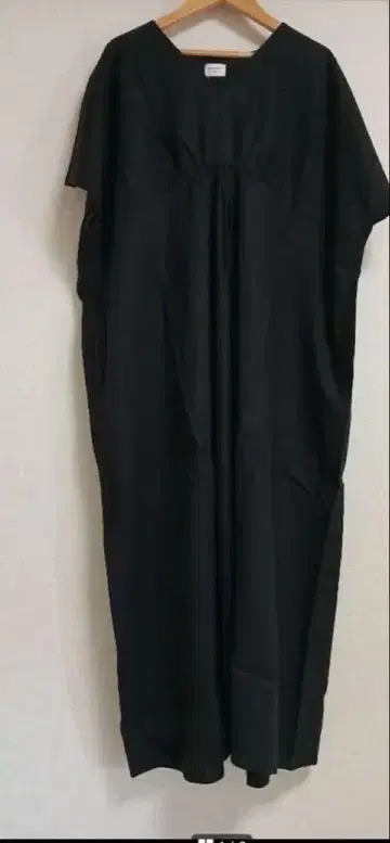 린넨 레이온 V넥 미디 원피스 어반 리서치