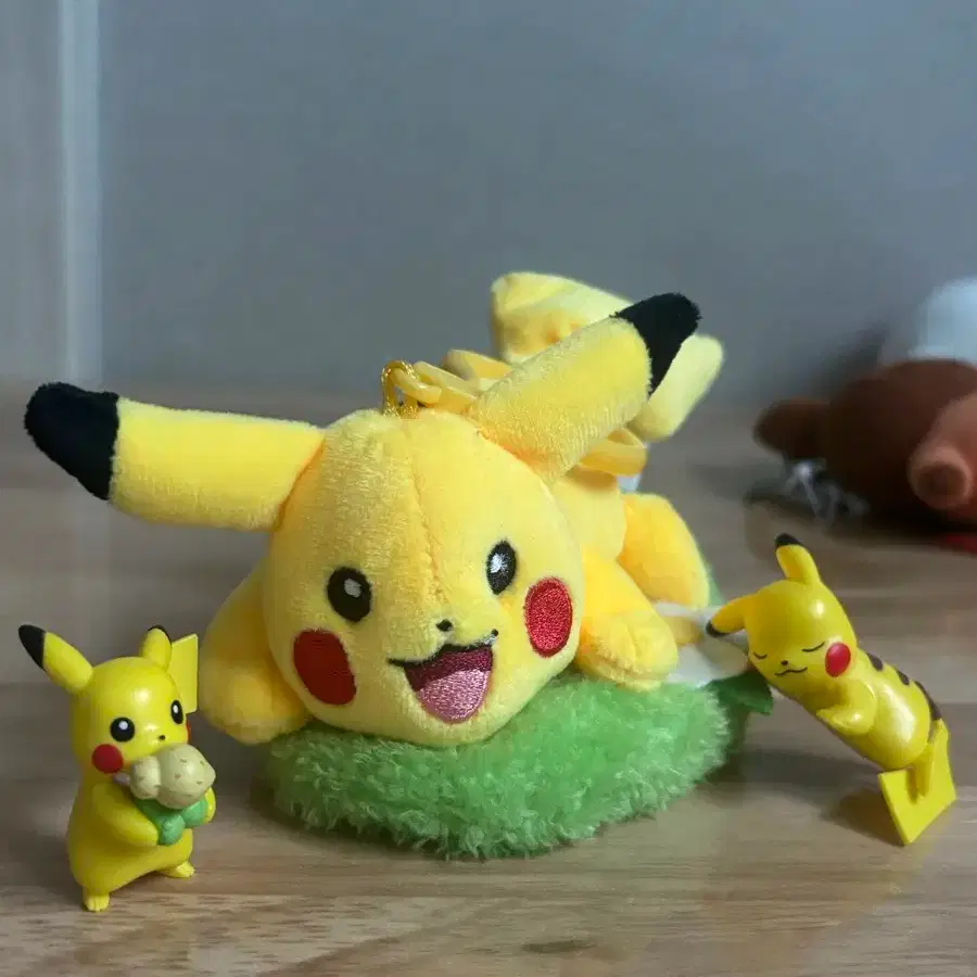 Pikachu Key Ring + Figure + Figure