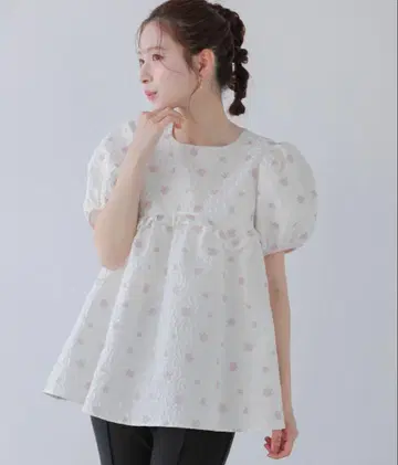 fitmore 플라워 자카드 소매 파이핑 상의