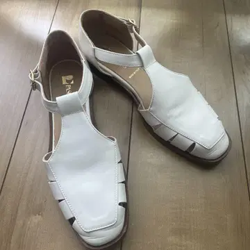새상품급 PASCUCCI 이탈리아제 화이트 샌들