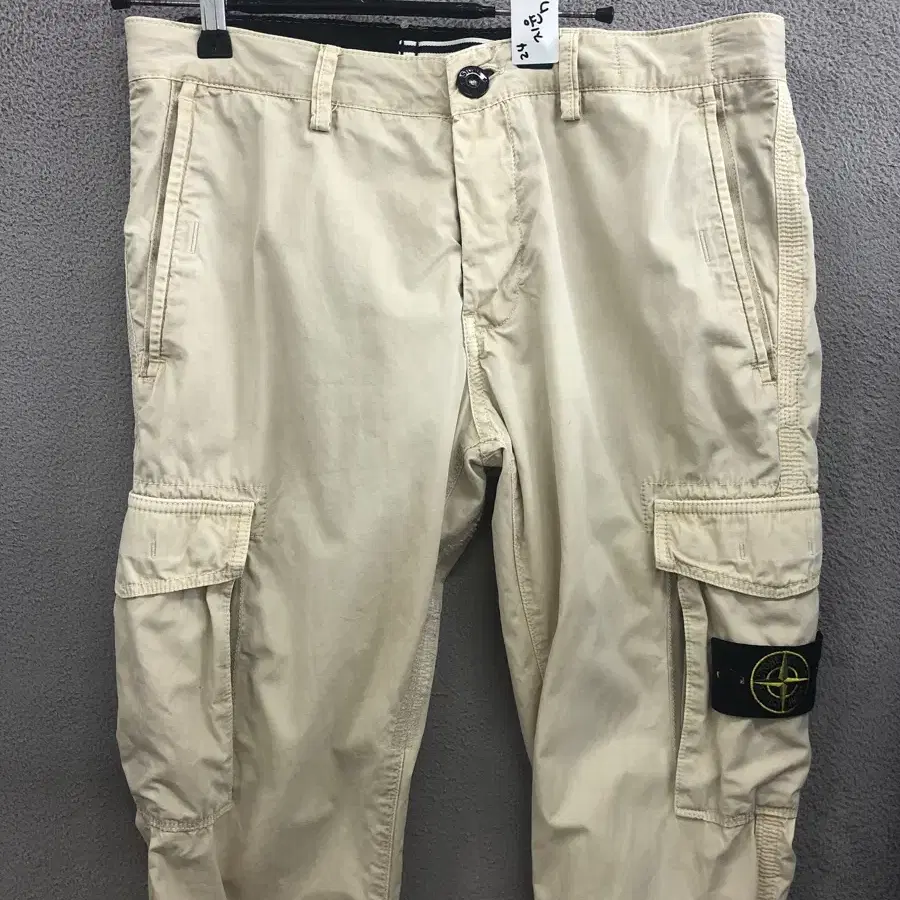 Signature One Tuck Wide Chino Pants L on Bunjang Global Site.
