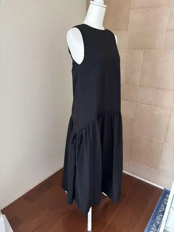 슬리브리스 블랙 플레어 원피스
