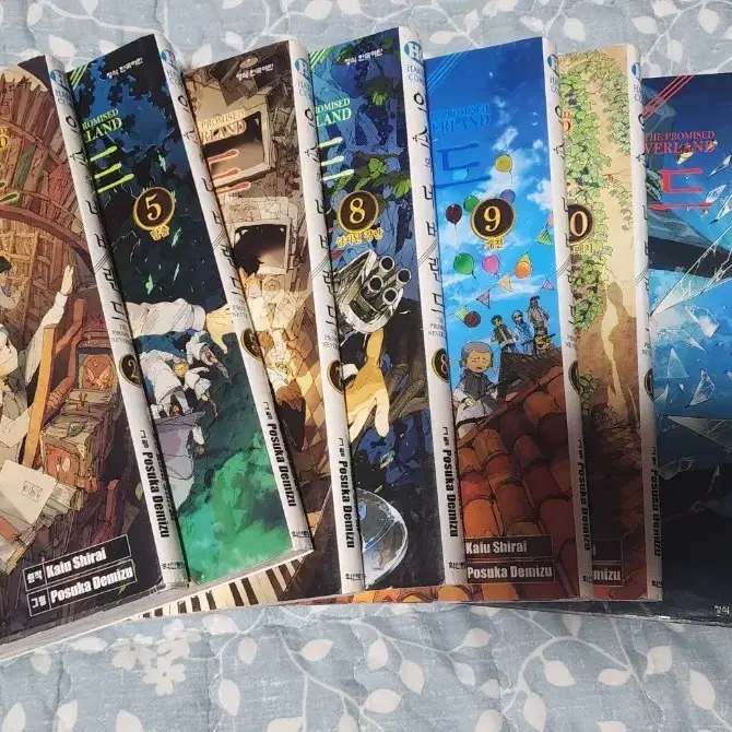 Quick sale) The Promised Neverland manga volumes 2, 5, 7-13 set on