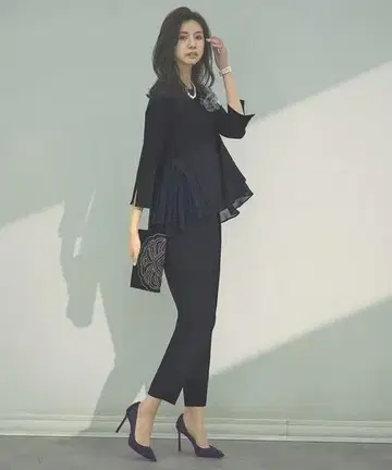 RUIRUE BOUTIQUE 플리츠 페플럼 상의 x 테이퍼드 팬츠