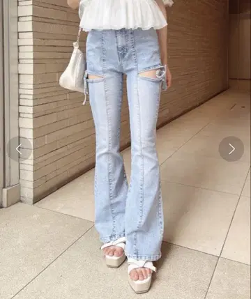 INGNI 사이드 리본 컷 아웃 플레어 데님 팬츠