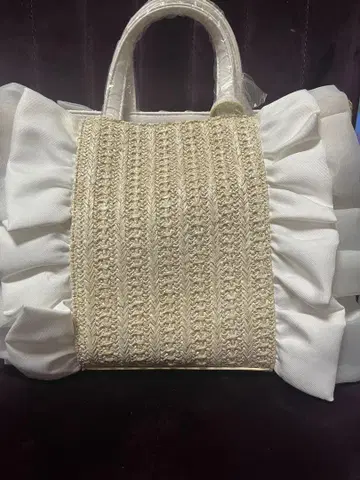 다이애나 프릴 장식 베이지 바스켓백