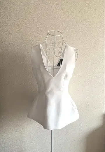ZARA 새상품 슬리브리스 상의 V넥 화이트 XS