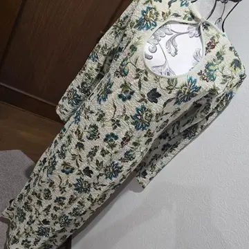 아메리 새상품급 꽃무늬 긴팔 티셔츠 원피스
