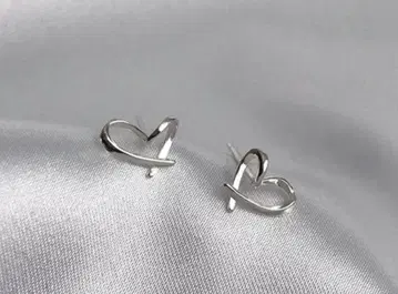하트 모양 실버 스터드 귀걸이