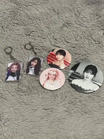 TWICE 키링 2개 & 모모 캔뱃지 3개 세트